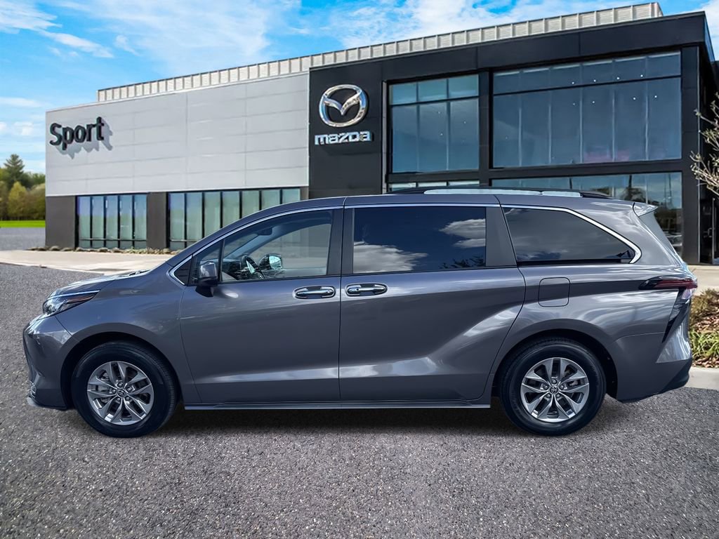 Used 2023 Toyota Sienna XLE image 7