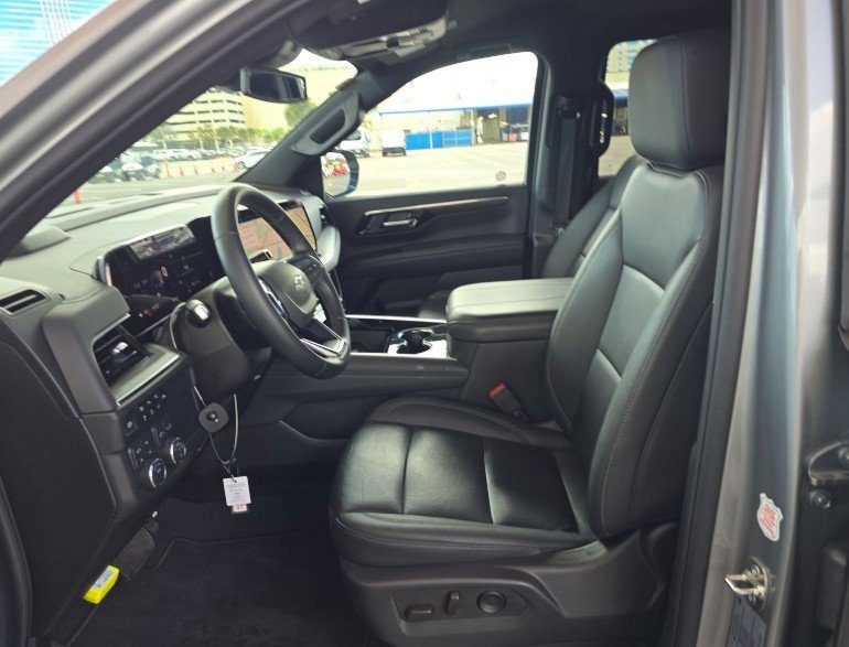 Used 2025 Chevrolet Suburban Z71 image 5