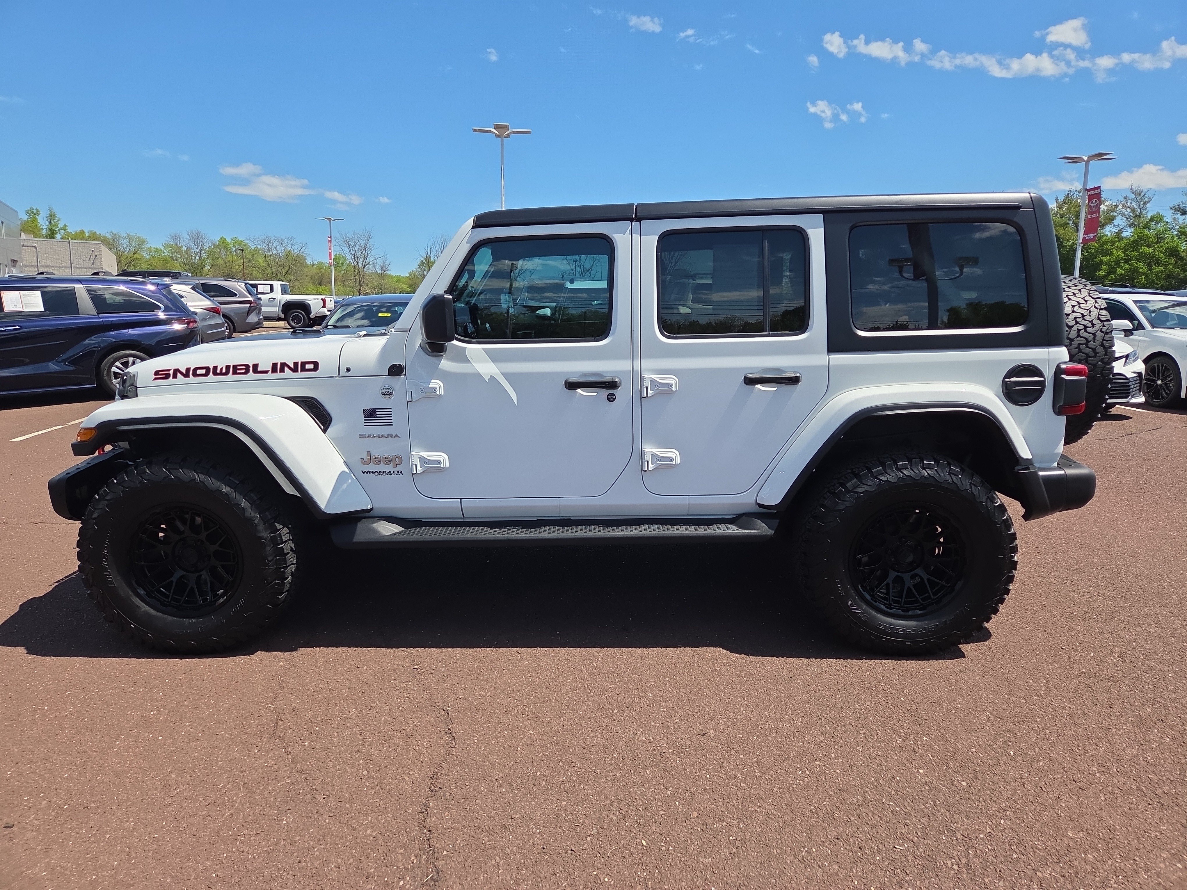 Used 2022 Jeep Wrangler Unlimited Sahara w/ Cold Weather Group AWD/4WD image 6