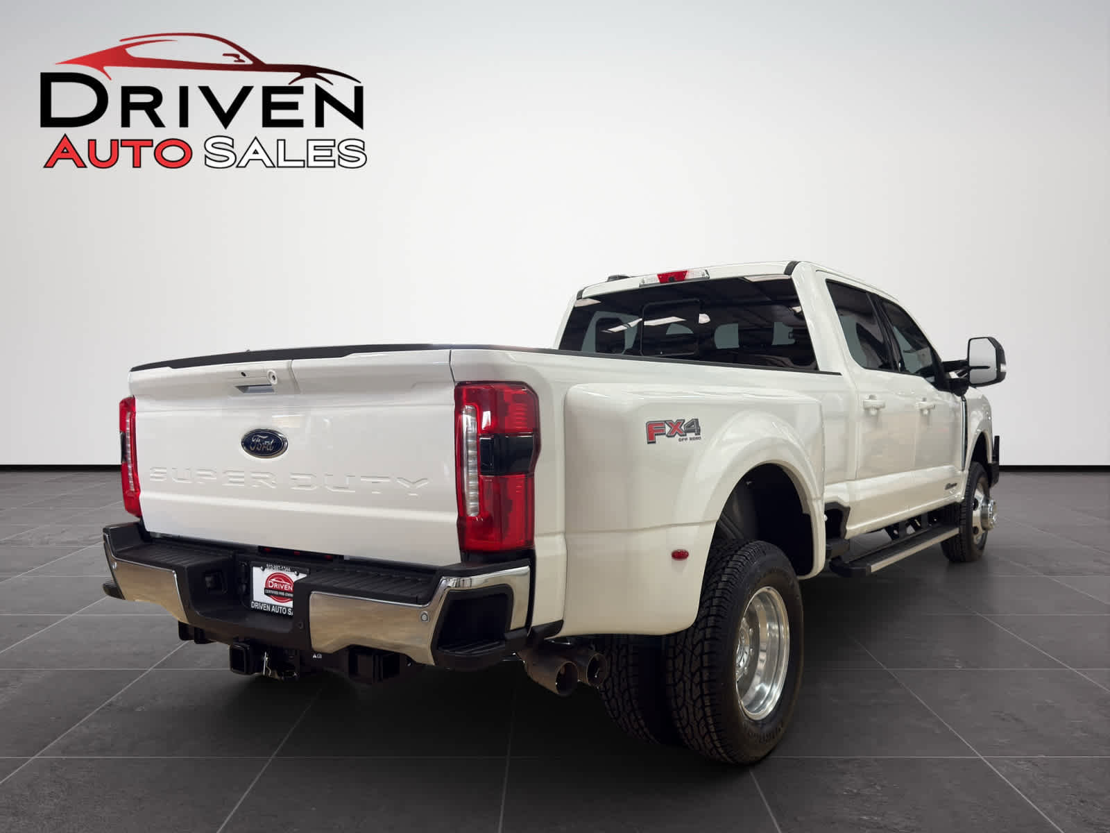 Used 2024 Ford F350 Lariat w/ FX4 Off-Road Package image 5