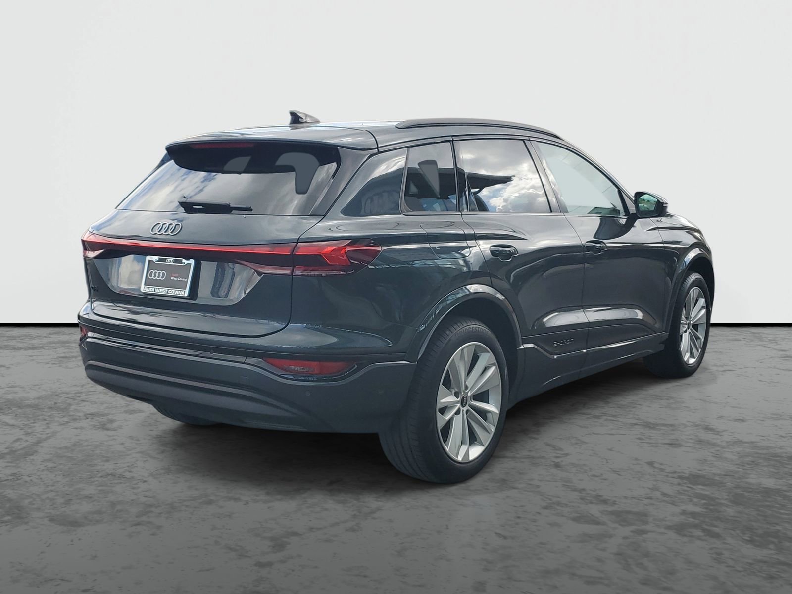Used 2025 Audi Q6 e-tron Premium w/ Convenience Package RWD image 4