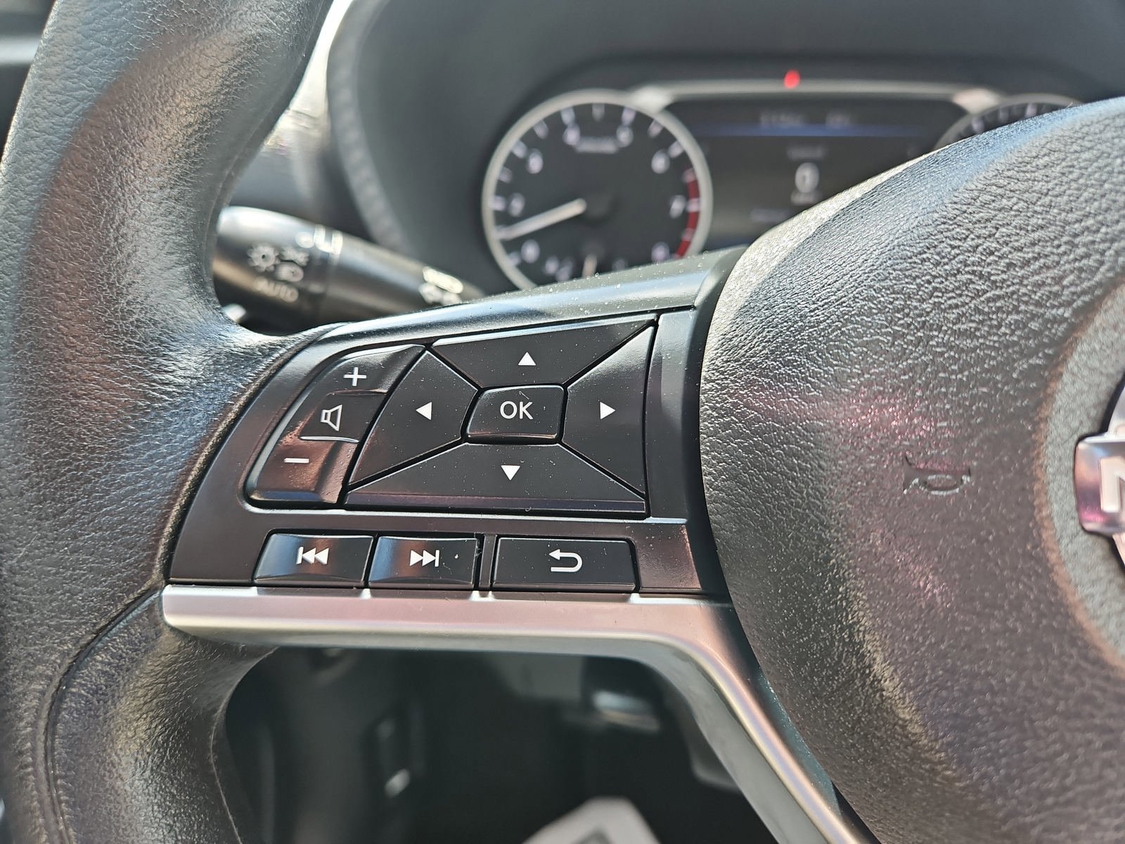 Used 2025 Nissan Sentra SV FWD image 11