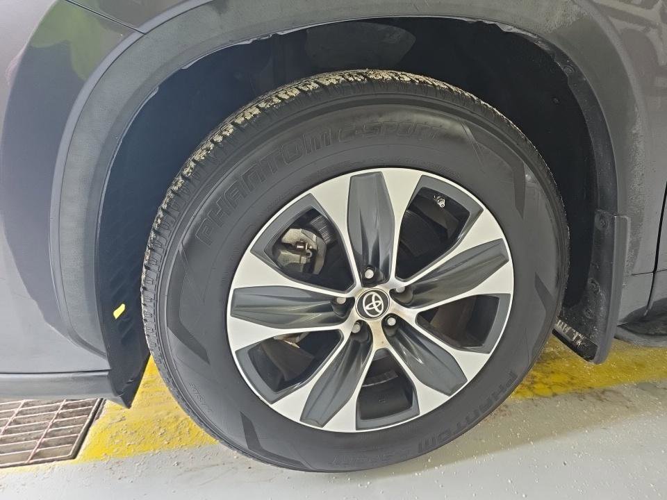 Used 2021 Toyota Highlander XLE image 8