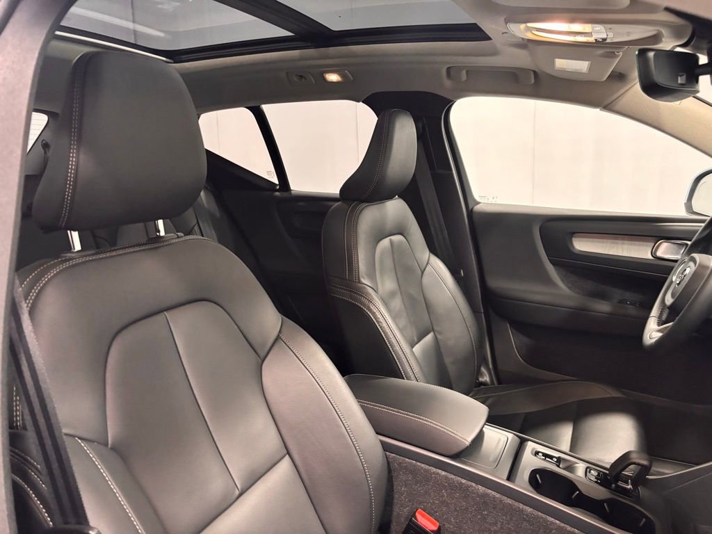 Certified 2025 Volvo XC40 B5 Core image 18