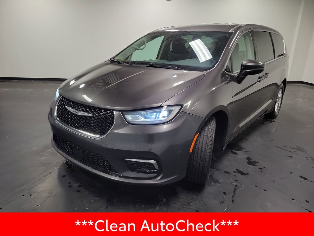 Used 2023 Chrysler Pacifica Touring-L image 4