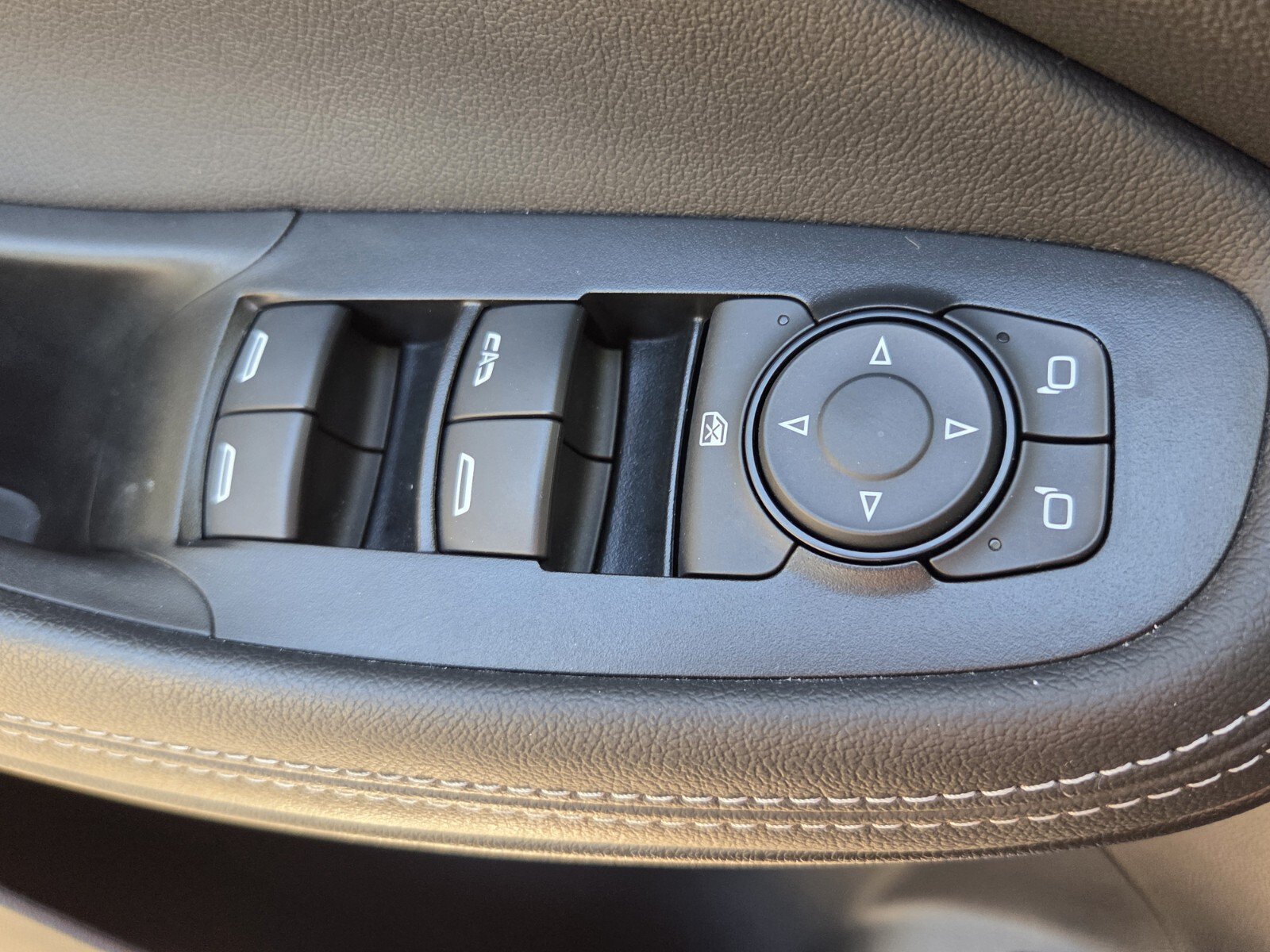 Used 2023 Buick Encore GX Essence w/ Experience Buick Package FWD image 36