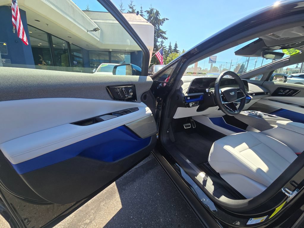 Used 2025 Cadillac Optiq Sport 1 w/ LPO, ONYX Package AWD/4WD image 20