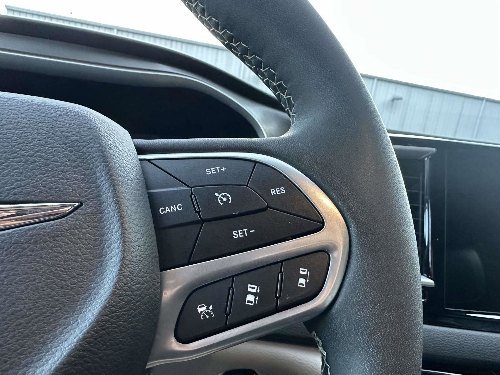 Used 2024 Chrysler Pacifica Touring-L image 28