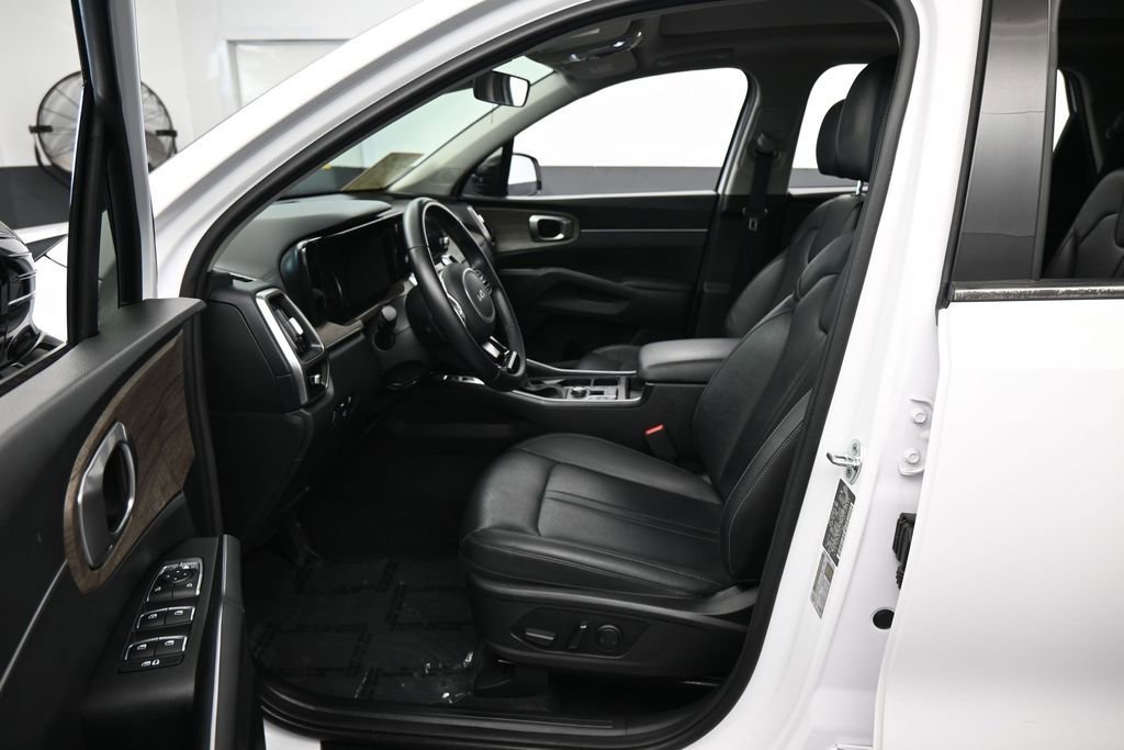 Used 2022 Kia Sorento EX w/ Panoramic Sunroof Package FWD image 11