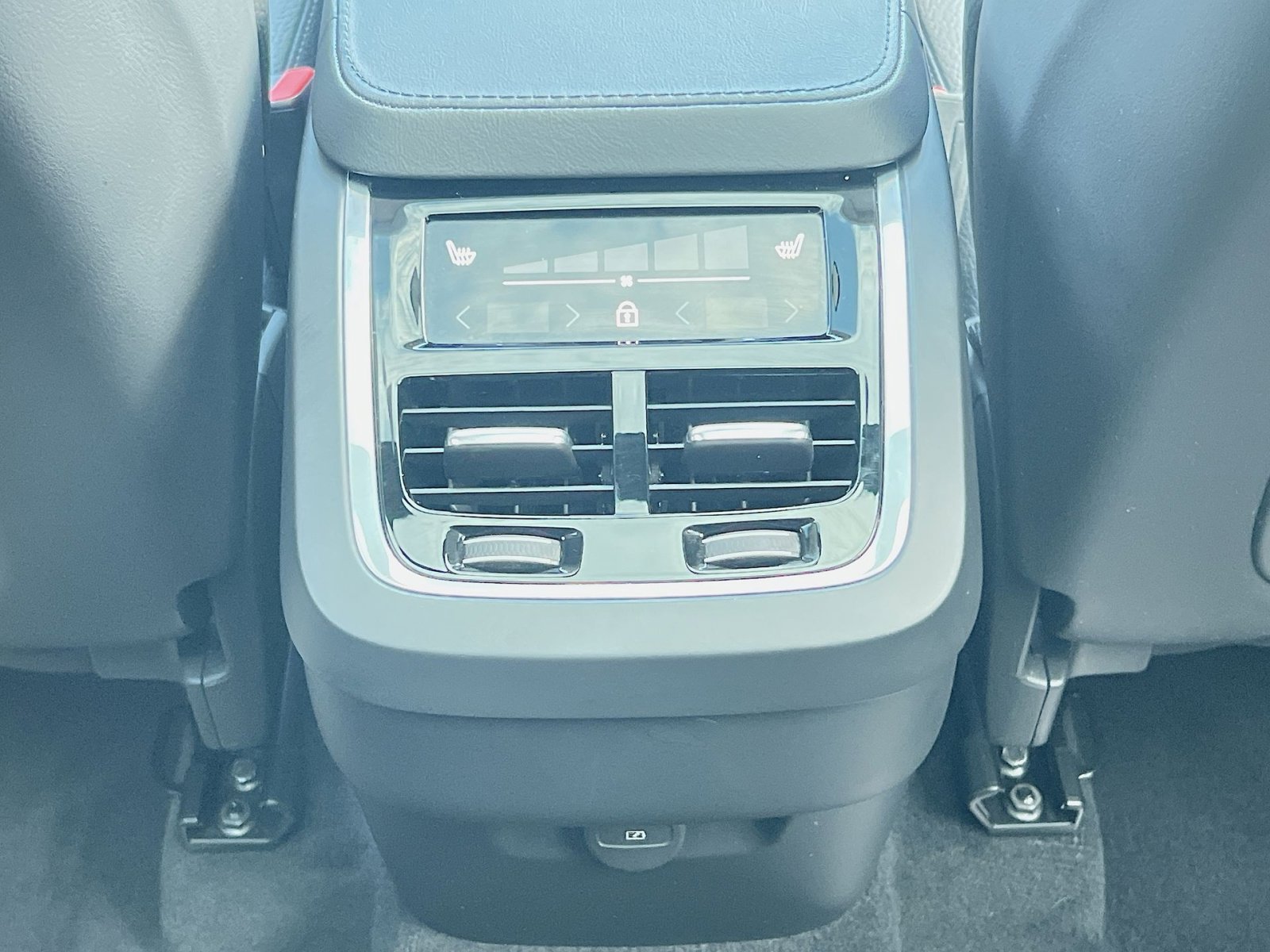 Certified 2025 Volvo XC90 B6 Plus image 23