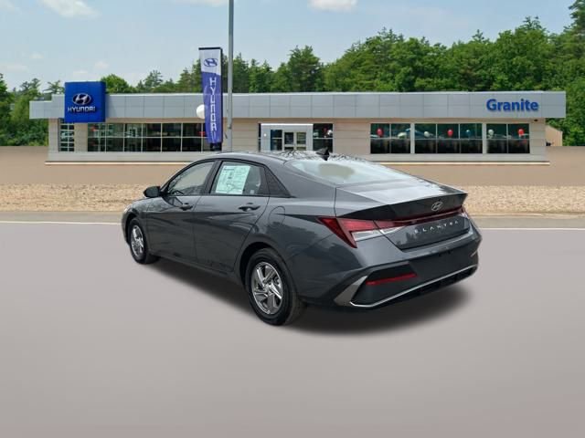 Certified 2025 Hyundai Elantra SE image 9