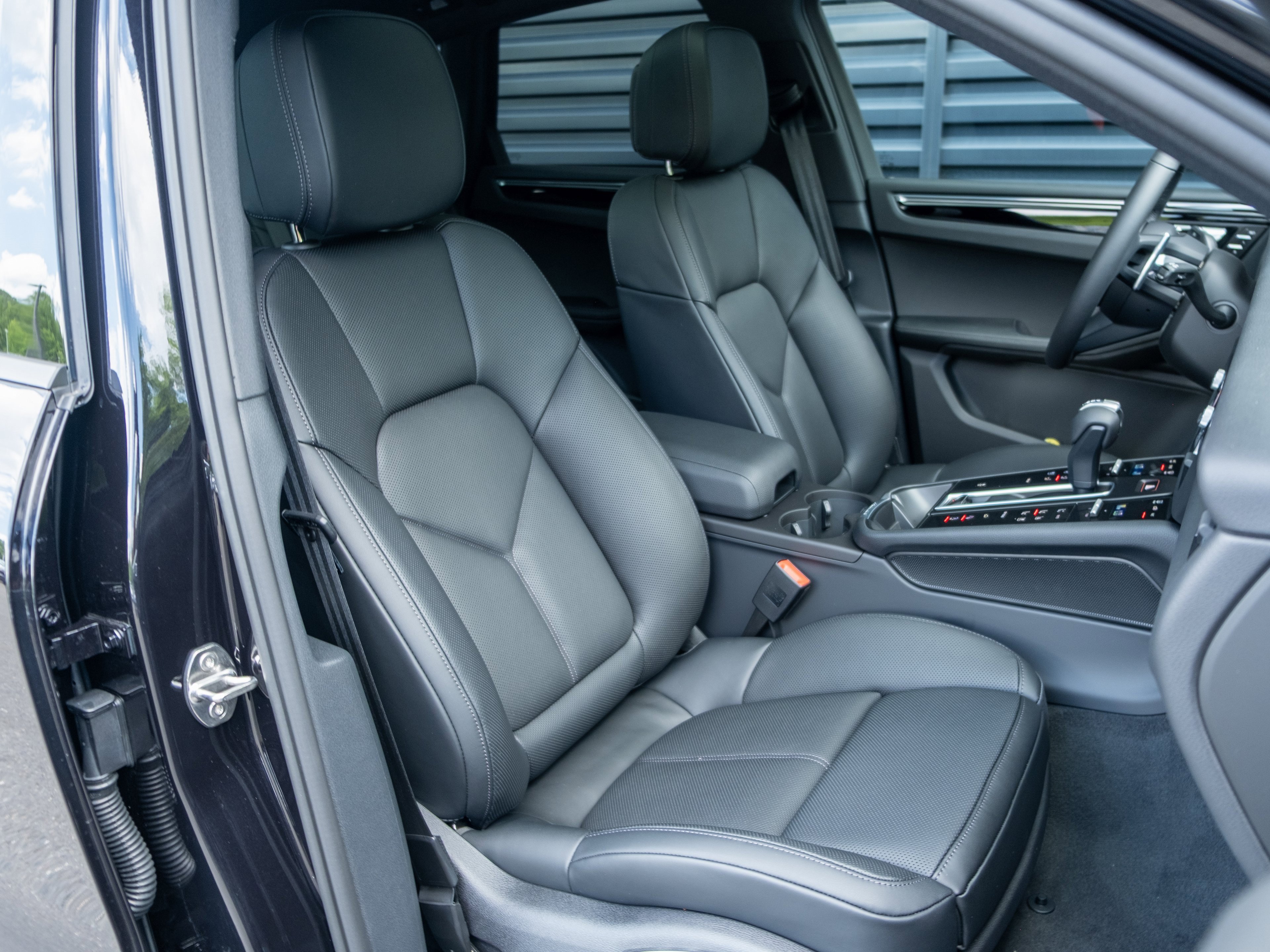 Certified 2025 Porsche Macan image 32