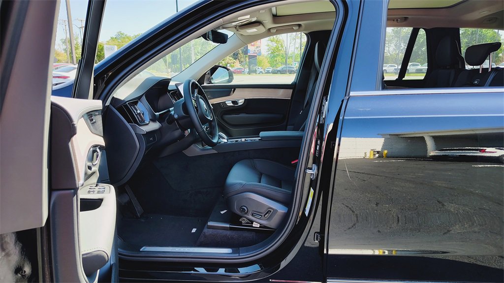 New 2026 Volvo XC90 B6 Plus w/ Protection Package Premier image 7