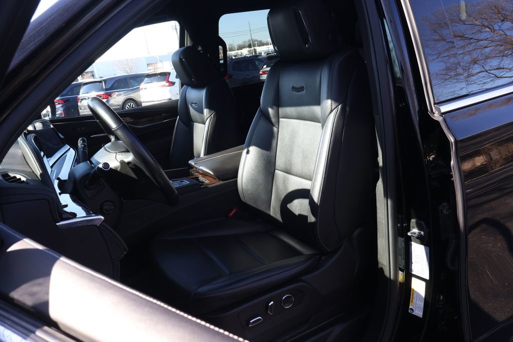 Used 2024 Cadillac Escalade ESV Luxury image 32
