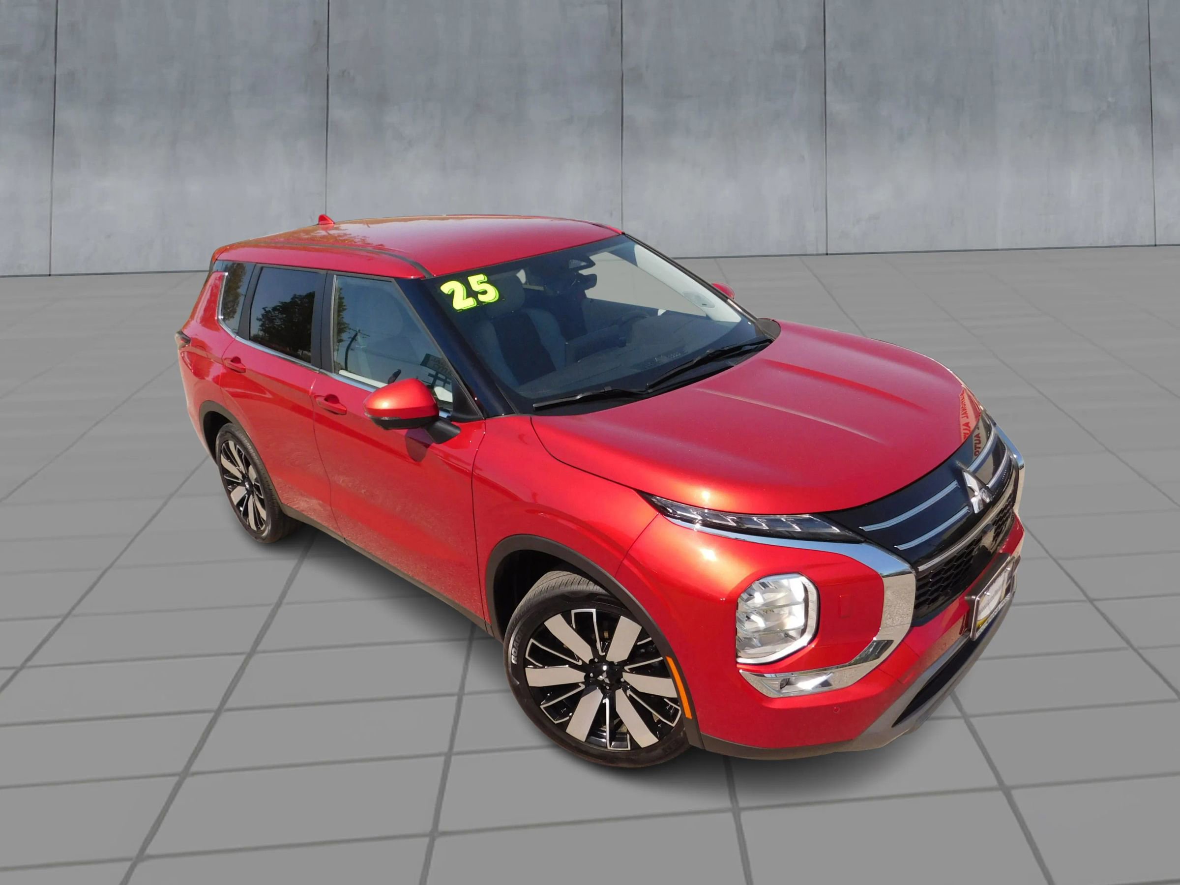Used 2025 Mitsubishi Outlander SE image 2