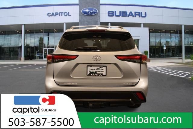 Used 2022 Toyota Highlander XLE AWD/4WD image 5