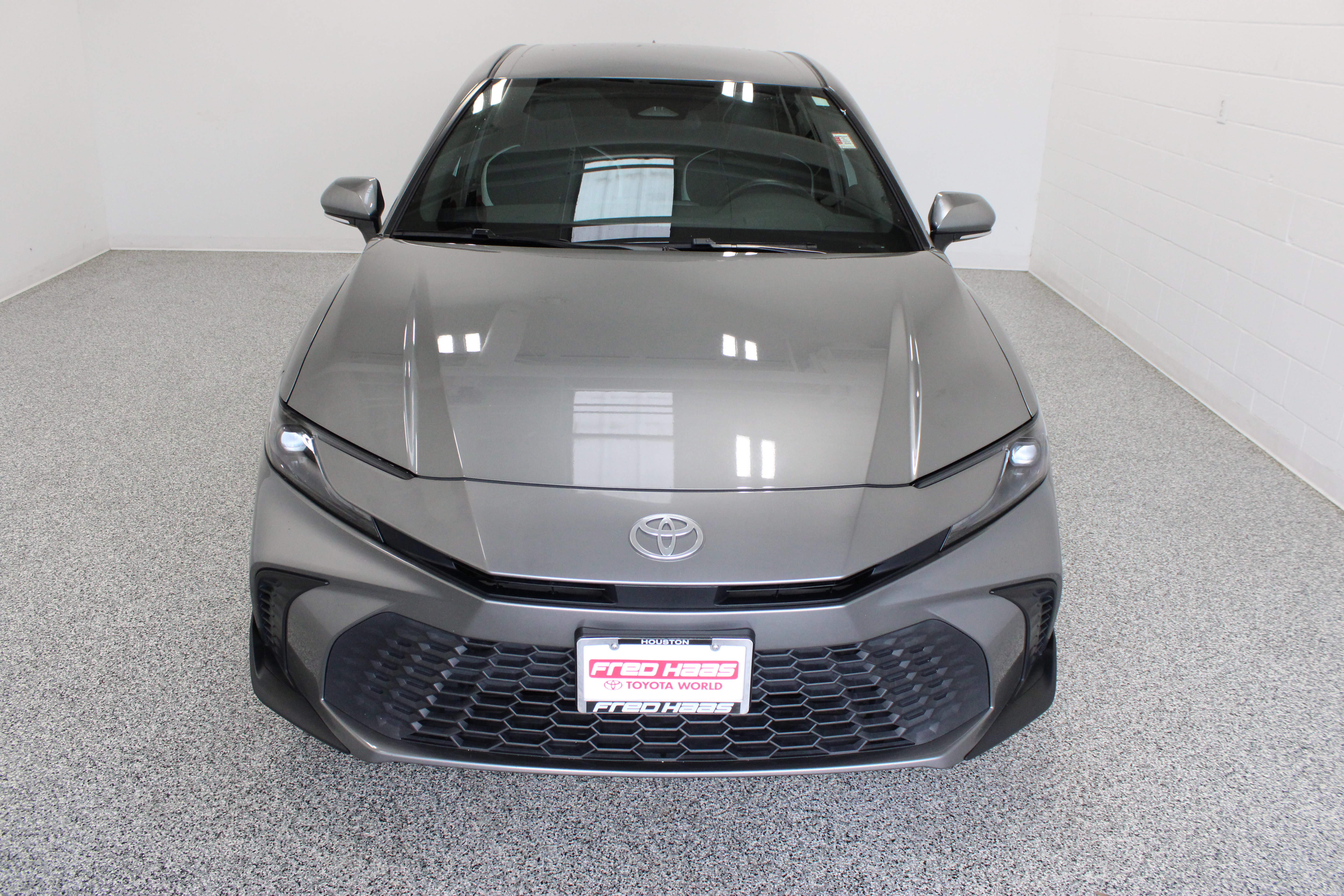 Used 2025 Toyota Camry SE FWD image 3