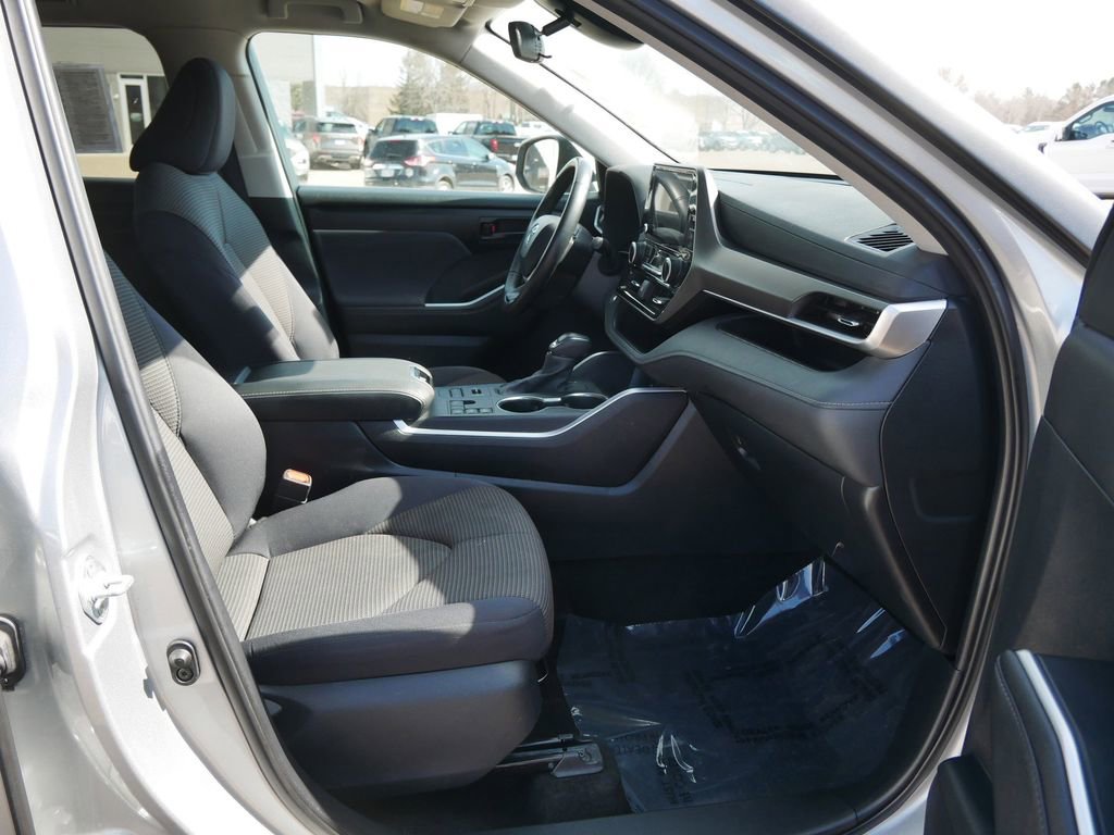 Used 2024 Toyota Highlander LE image 12