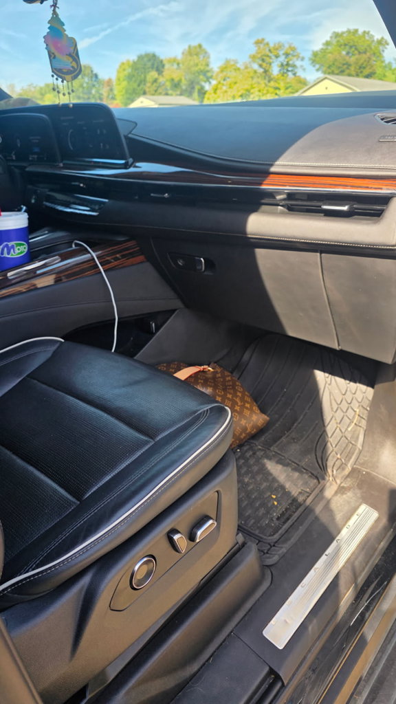 Used 2021 Cadillac Escalade Premium Luxury AWD/4WD image 8