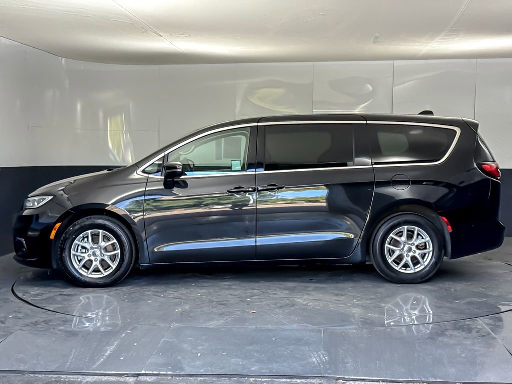 Used 2023 Chrysler Pacifica Touring-L FWD image 6