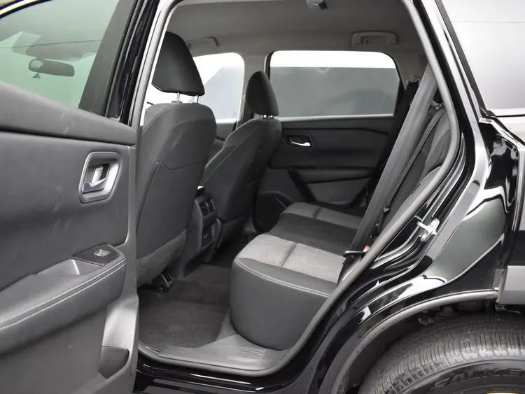 Used 2024 Nissan Rogue SV image 15