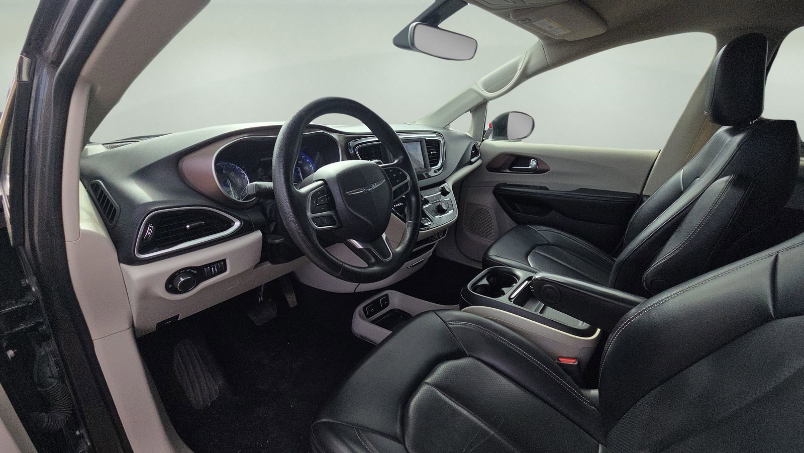 Used 2021 Chrysler Voyager Lxi FWD image 23