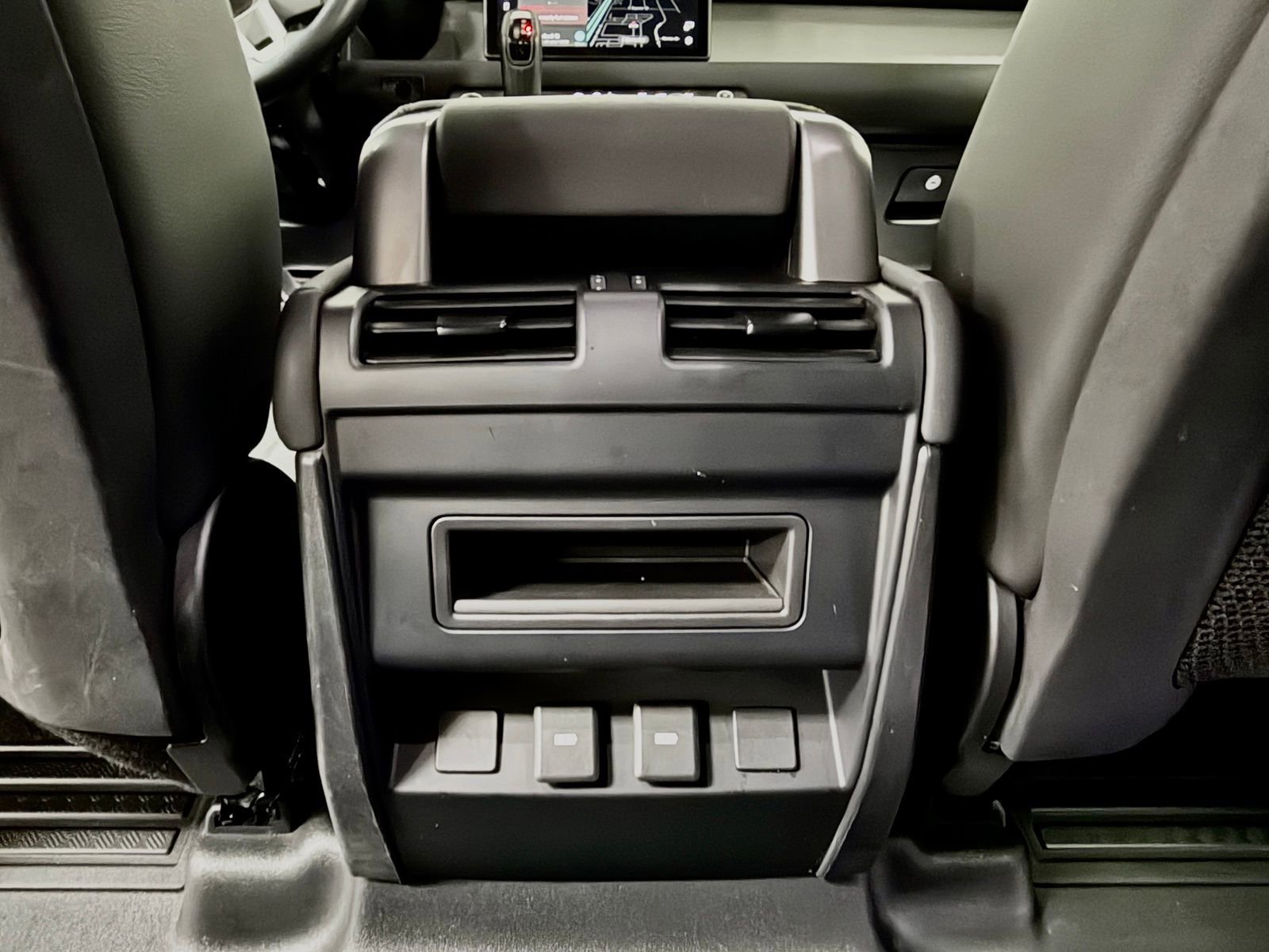 Used 2023 Land Rover Defender 110 SE image 35