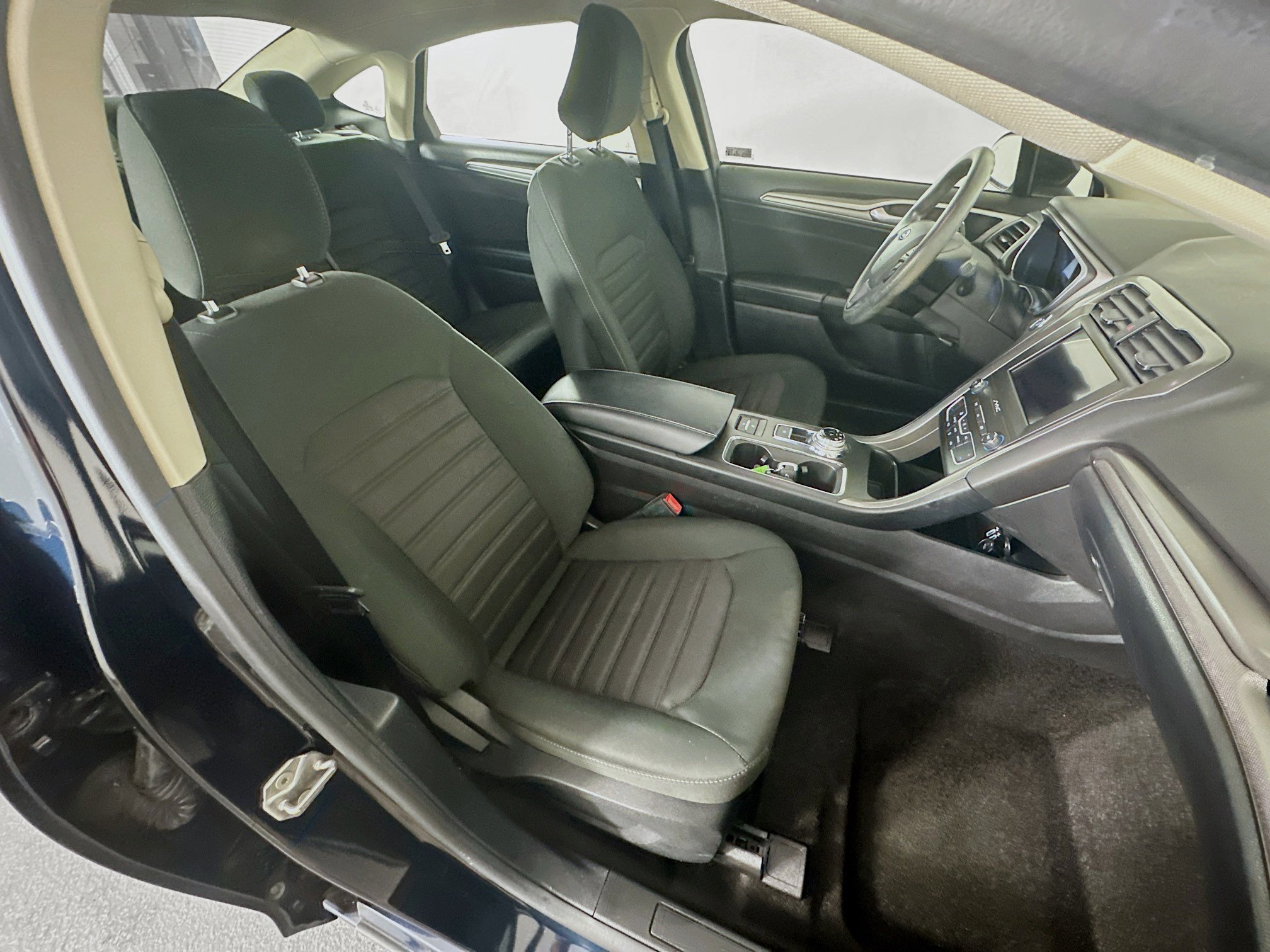 Used 2020 Ford Fusion SE FWD image 29