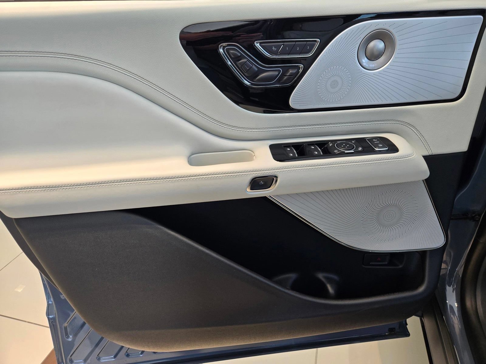 New 2026 Lincoln Aviator Black Label w/ Dynamic Handling Package AWD/4WD image 9