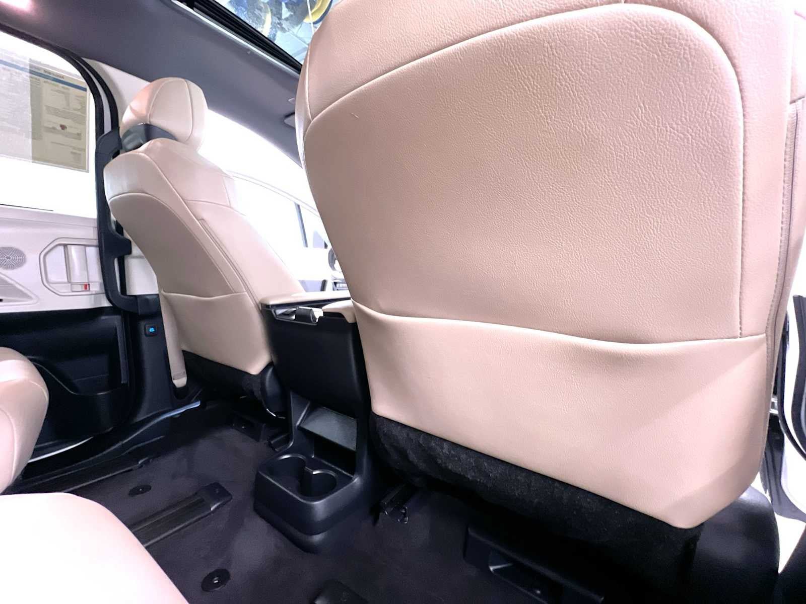 Used 2024 Toyota Sienna XLE FWD image 40