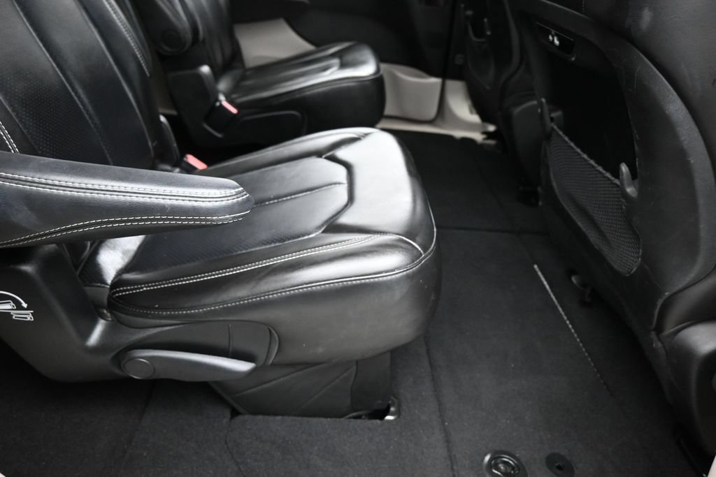 Used 2023 Chrysler Pacifica Touring-L FWD image 39