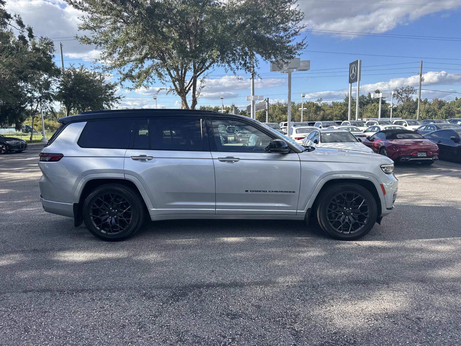 Used 2023 Jeep Grand Cherokee L Summit image 2