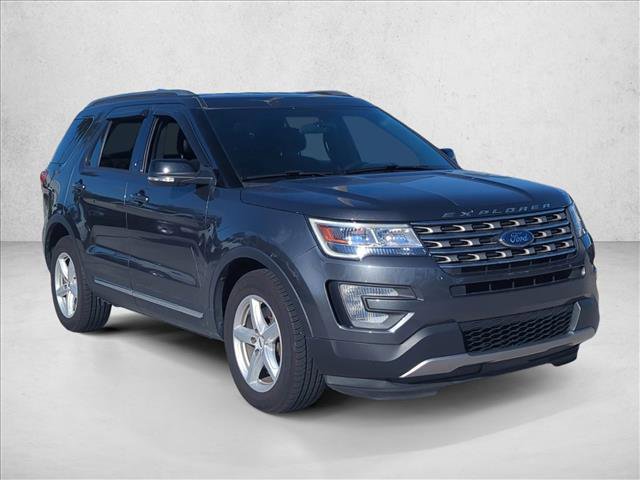 Used 2017 Ford Explorer XLT video 3