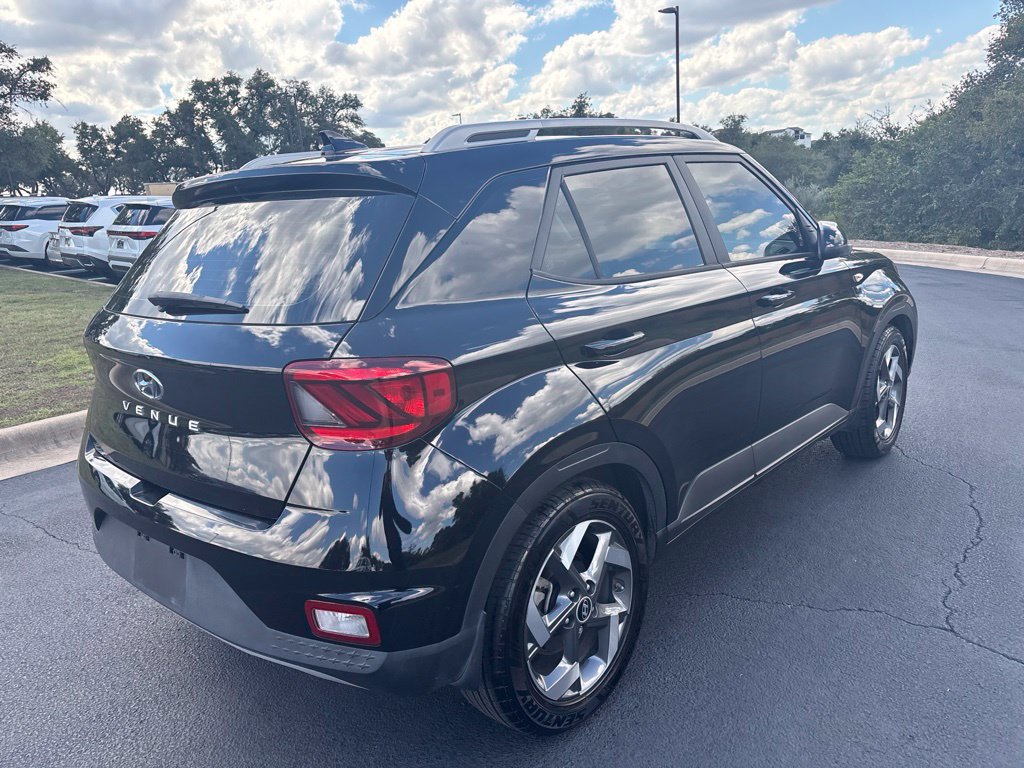 Used 2022 Hyundai Venue SEL FWD image 5