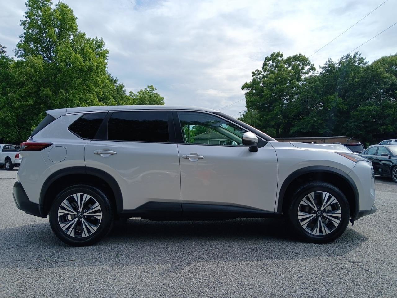 Used 2022 Nissan Rogue SV FWD image 5