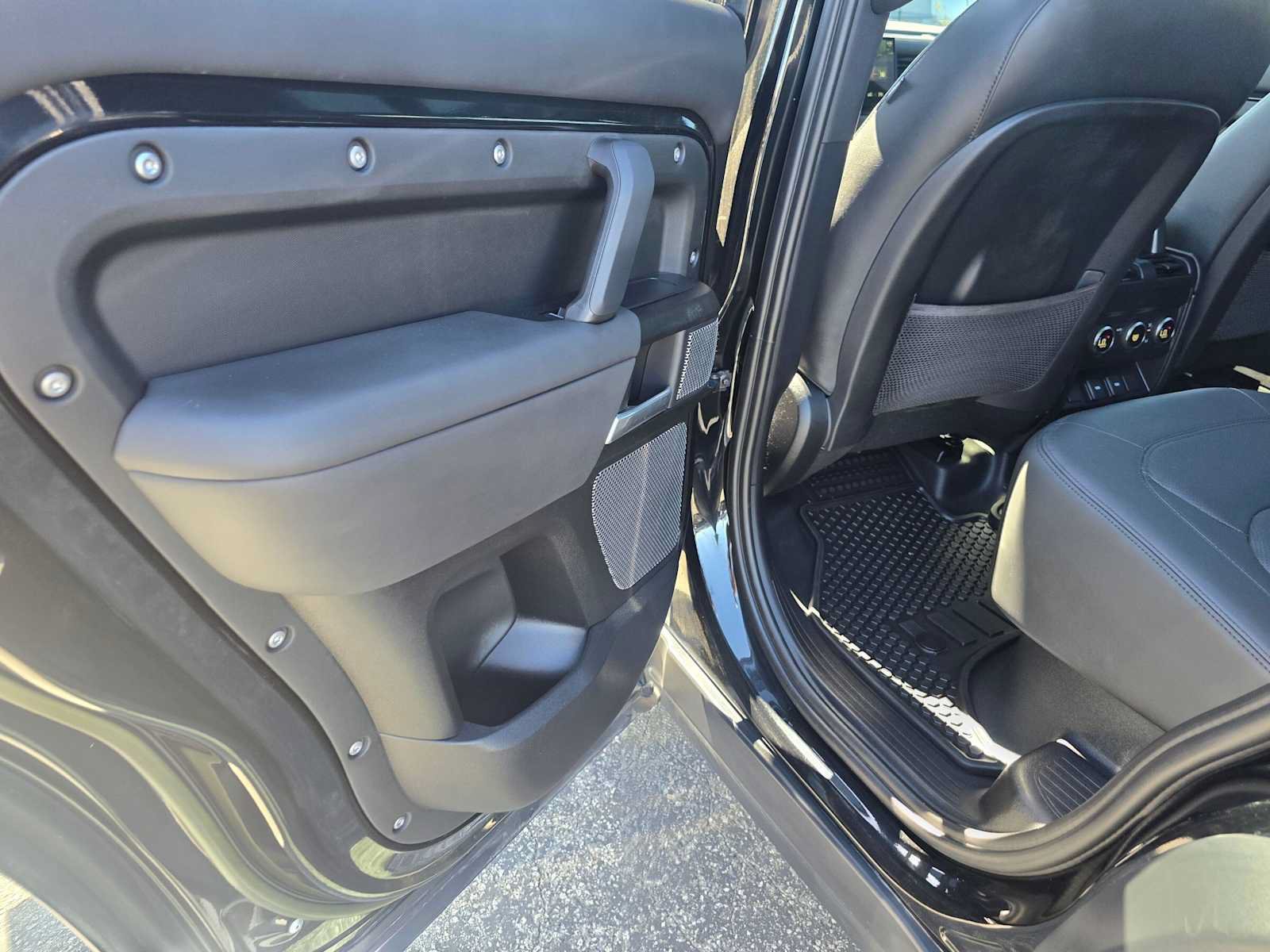 Used 2023 Land Rover Defender 110 V8 AWD/4WD image 14