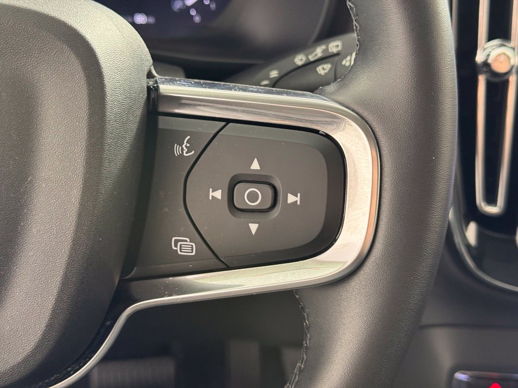 Certified 2025 Volvo XC40 B5 Plus AWD/4WD image 30