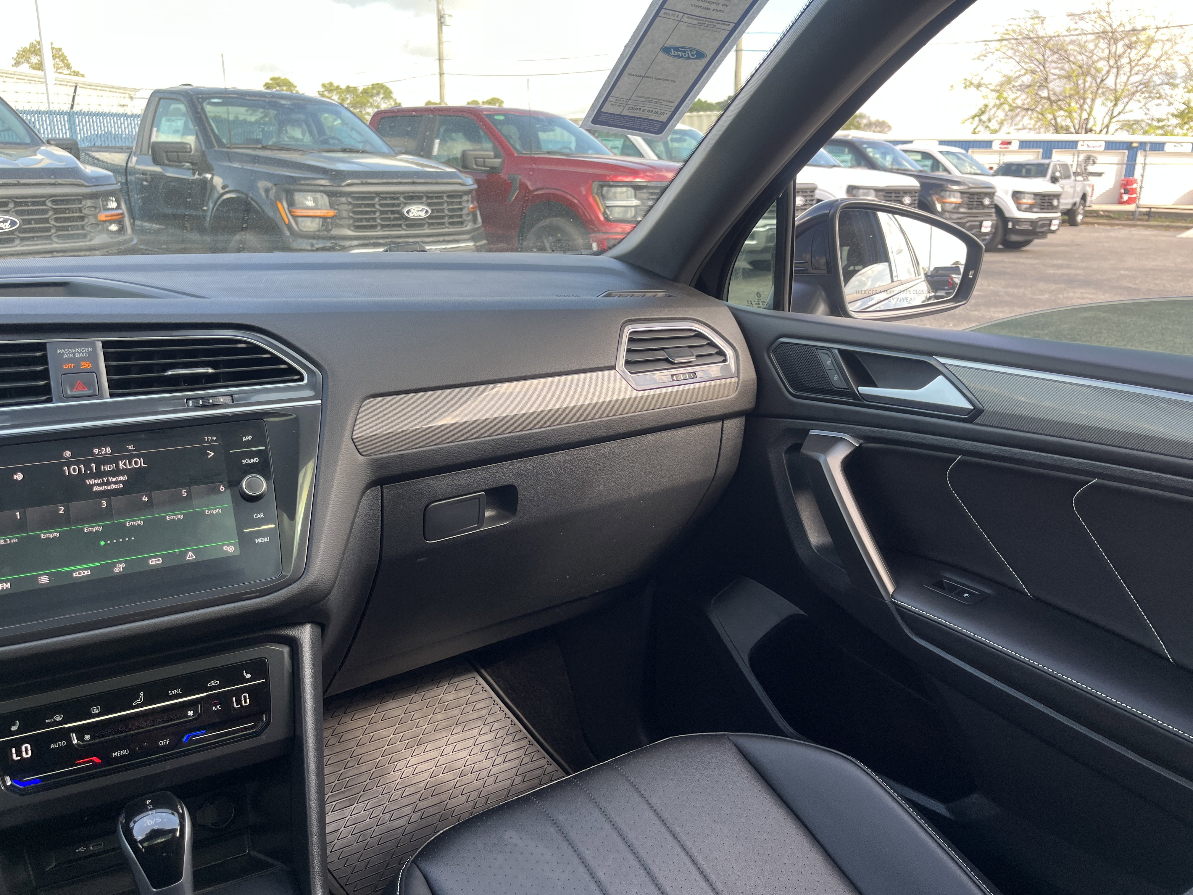 Used 2024 Volkswagen Tiguan SE R-Line image 29