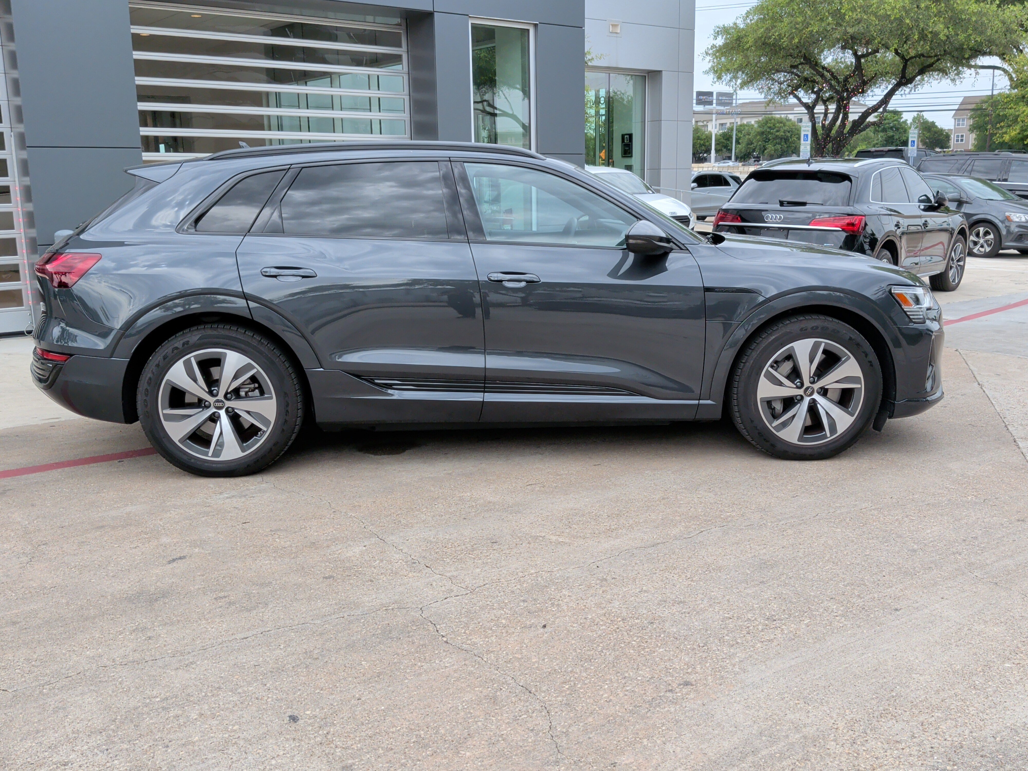 Used 2024 Audi Q8 e-tron Premium AWD/4WD image 11