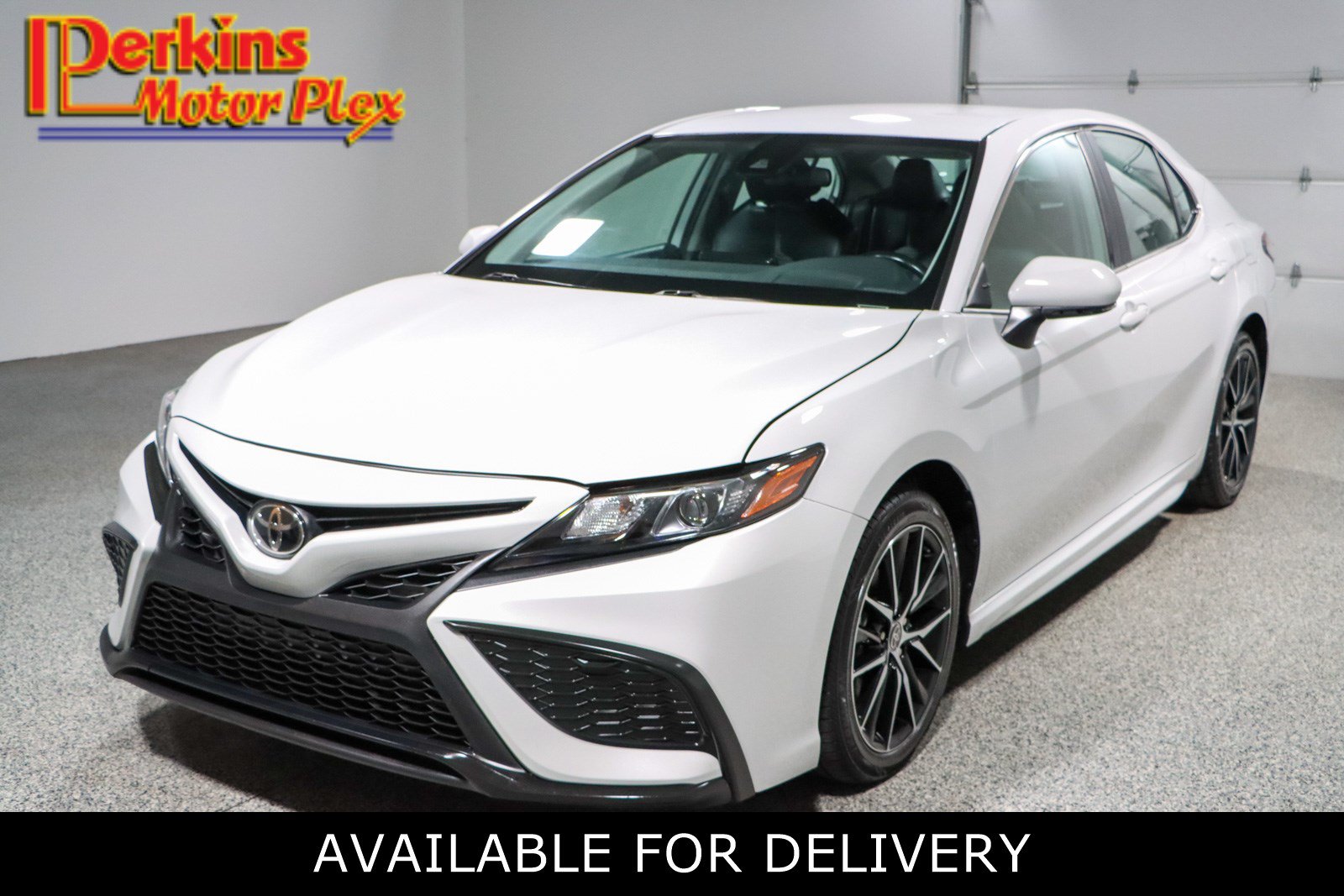 Used 2024 Toyota Camry SE FWD image 1