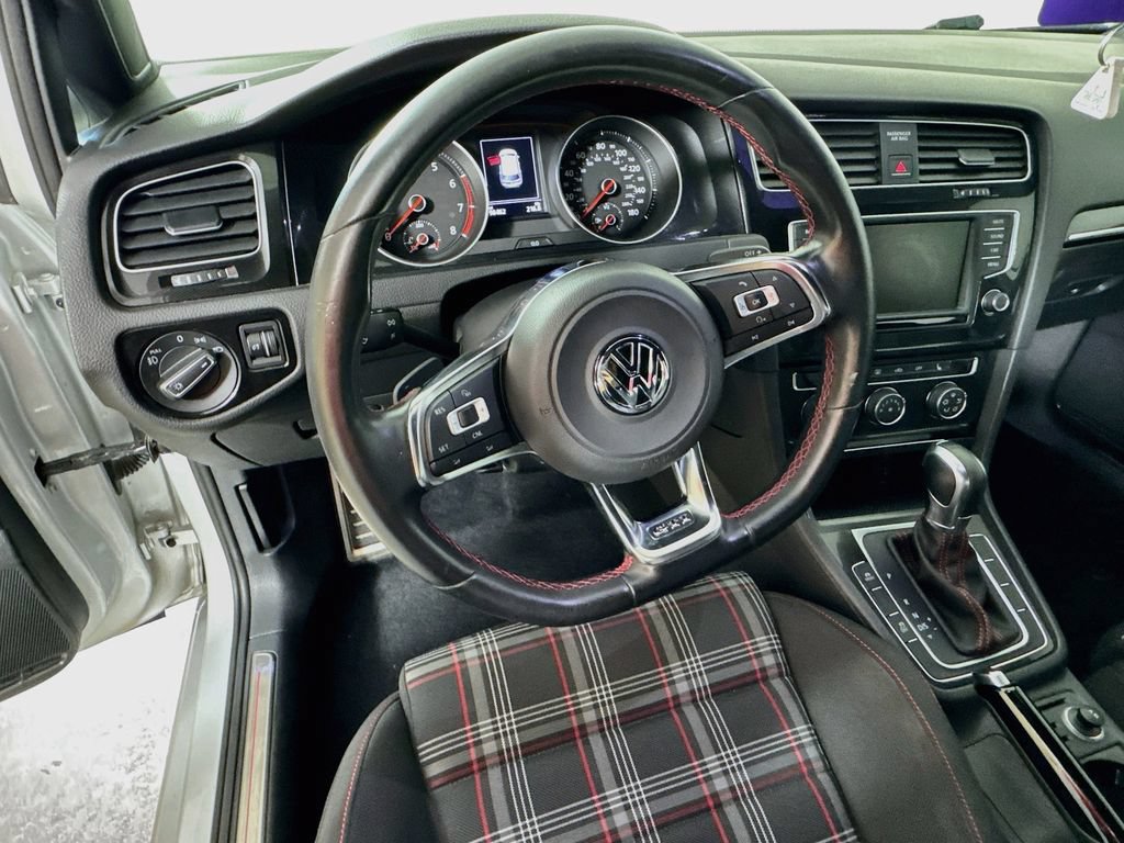 Used 2016 Volkswagen Golf 4-Door FWD image 11