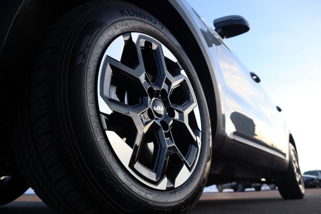 Used 2025 Kia Sorento S image 12