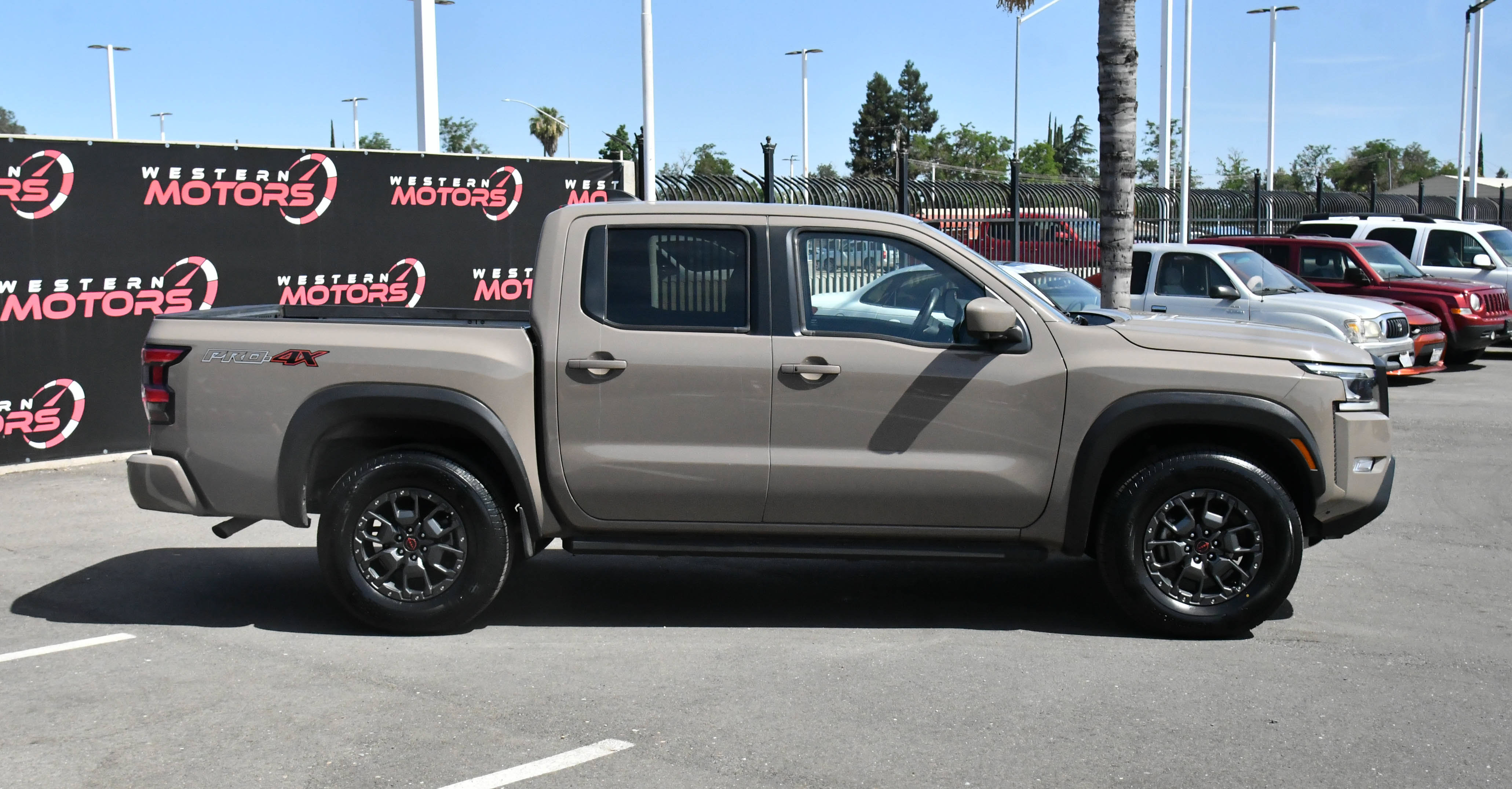 Used 2023 Nissan Frontier PRO-4X w/ Pro-4X Premium Package AWD/4WD image 9
