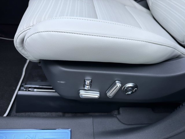 New 2026 Lincoln Nautilus Reserve AWD/4WD image 11