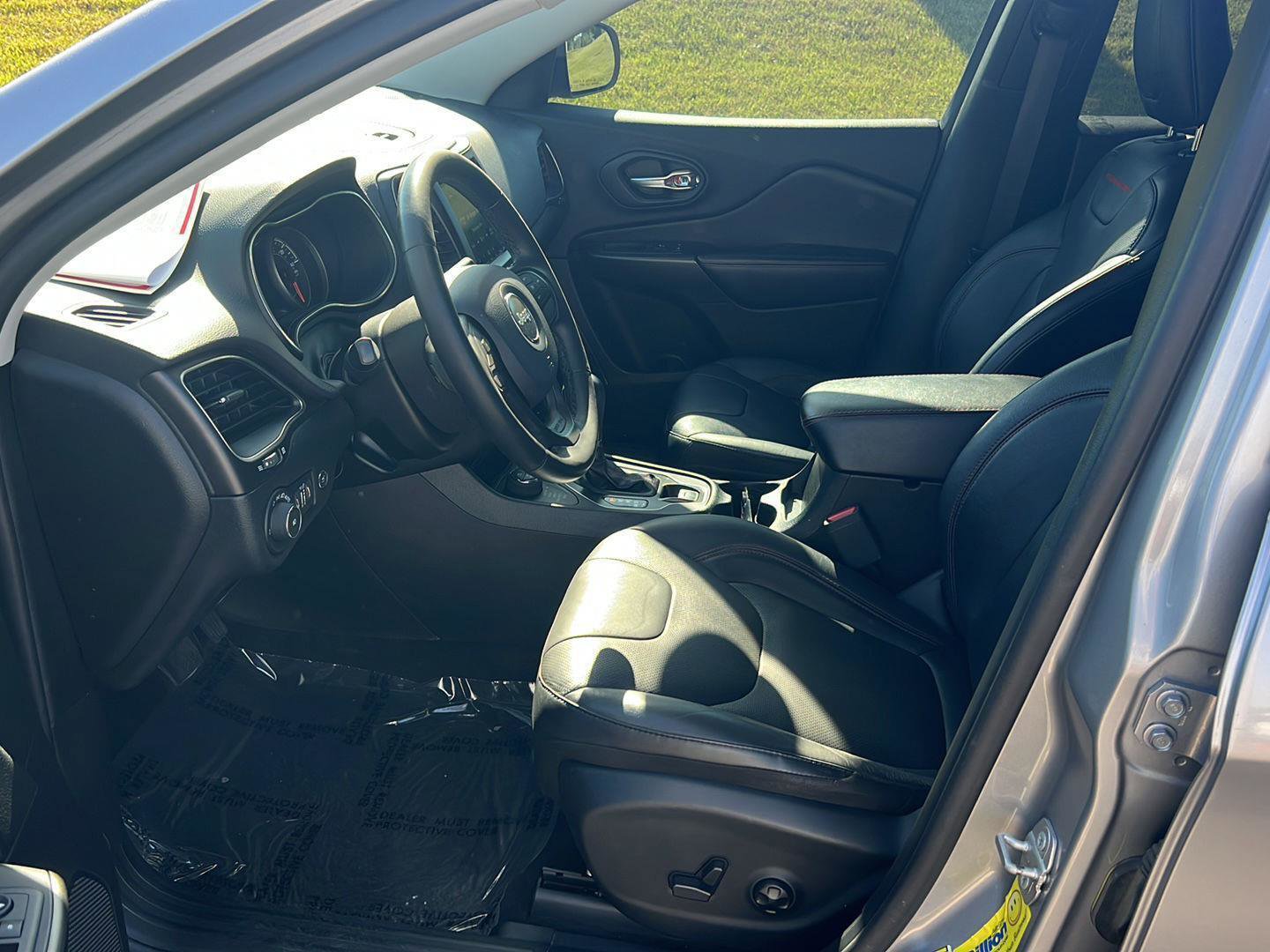 Used 2020 Jeep Cherokee Trailhawk AWD/4WD image 9