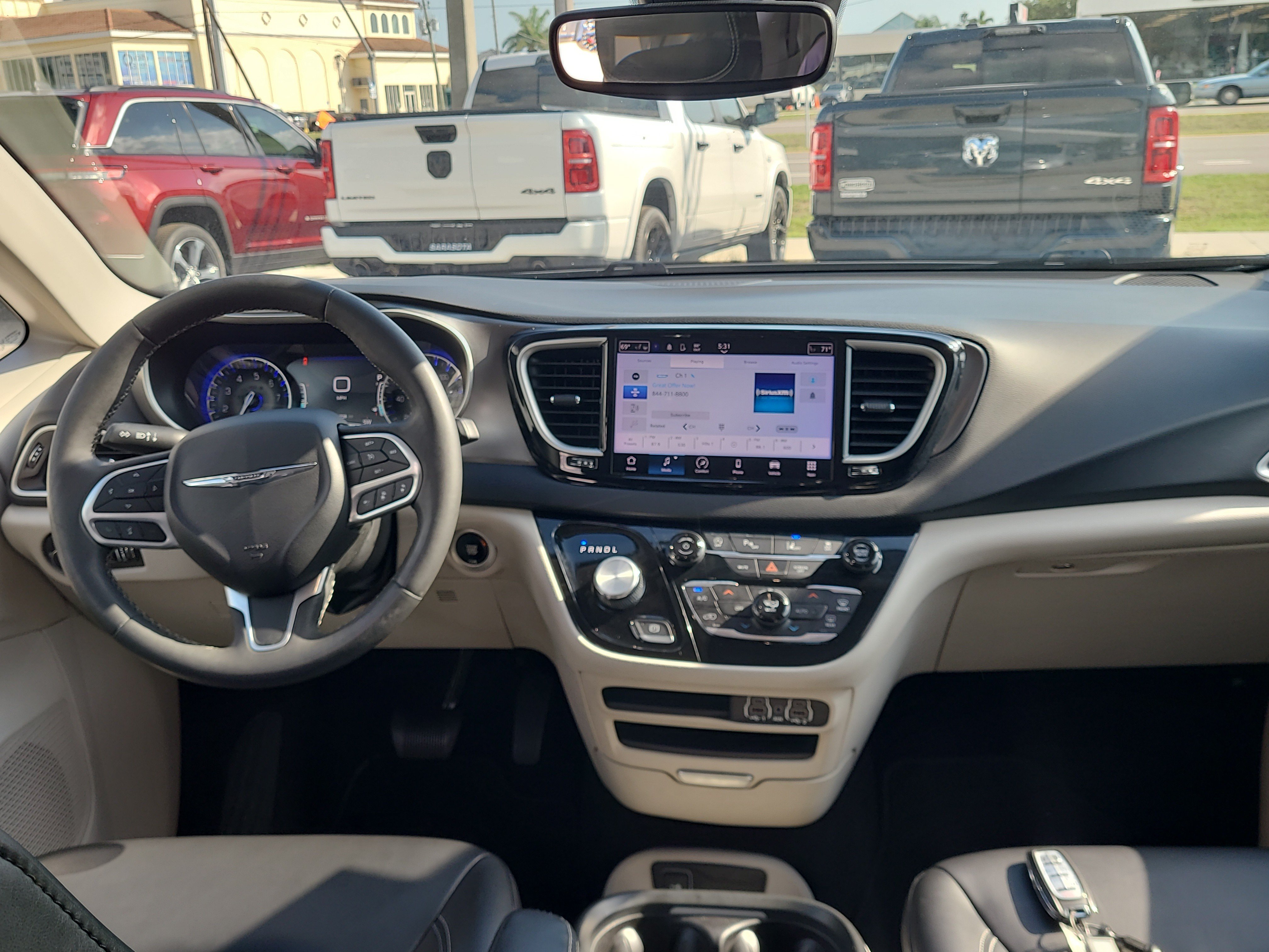 Used 2023 Chrysler Pacifica Touring-L FWD image 12