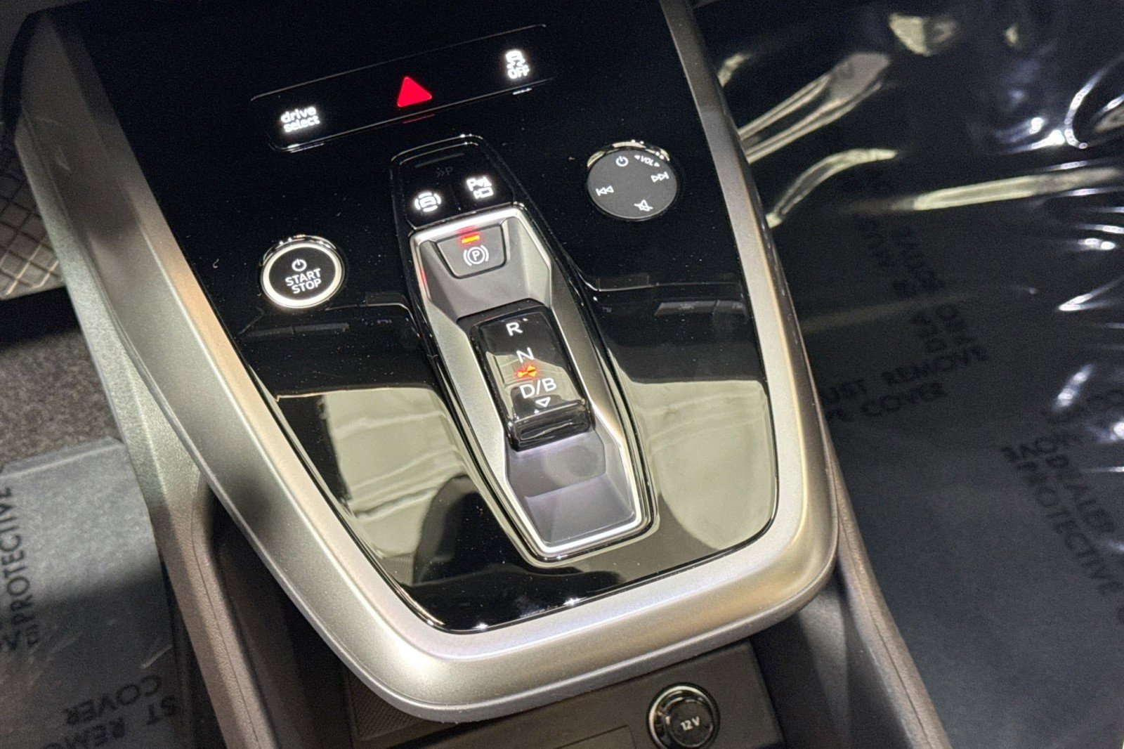 Used 2025 Audi Q4 e-tron Premium image 15