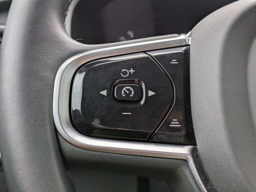 Certified 2025 Volvo XC90 B5 Core AWD/4WD image 36