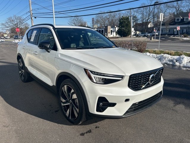 Certified 2025 Volvo XC40 B5 Plus AWD/4WD image 6
