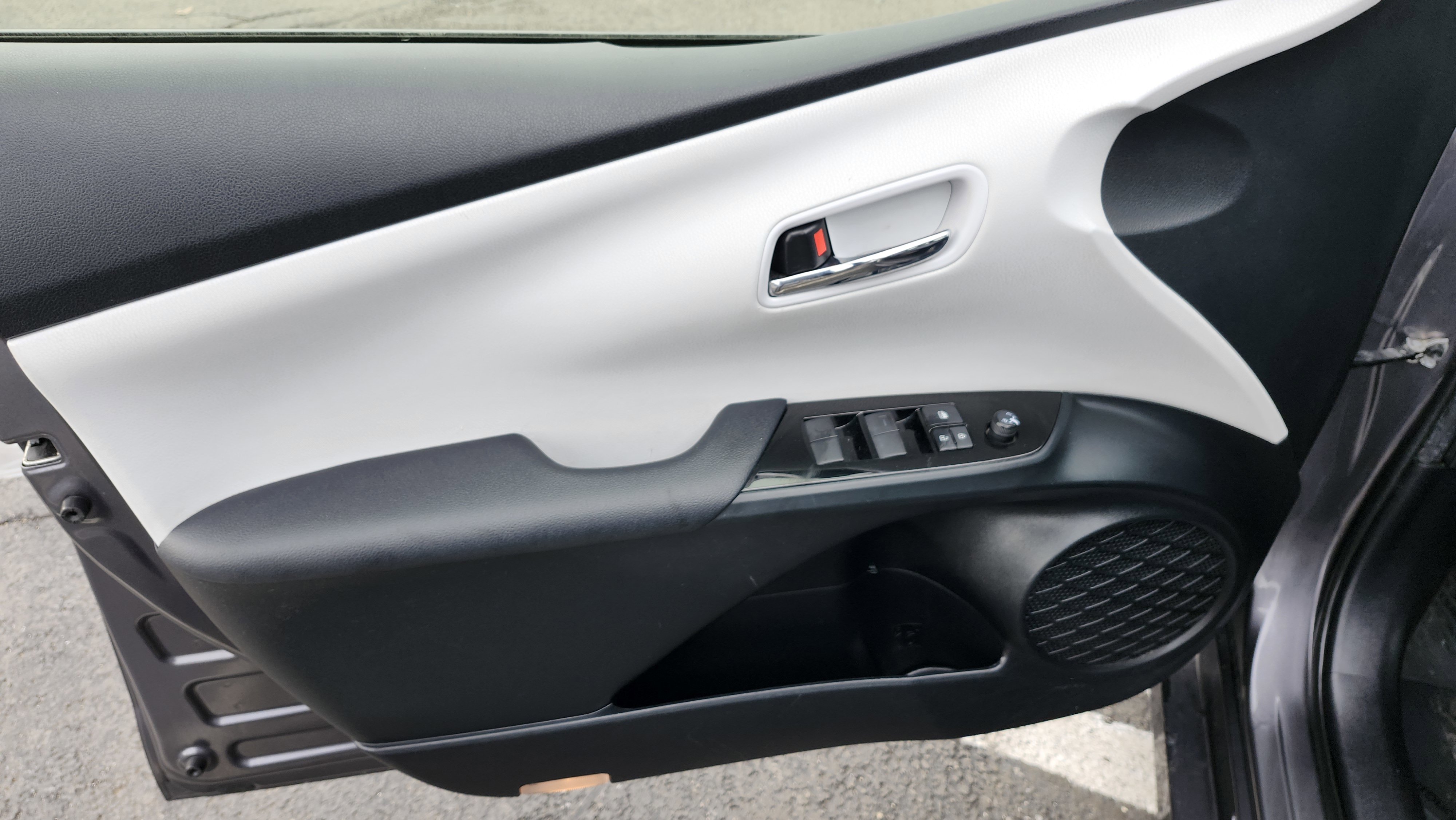 Used 2022 Toyota Prius LE image 24